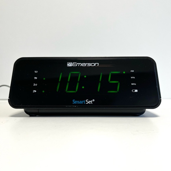 Emerson SmartSet Dual Alarm Clock Radio - Picture 1 of 7